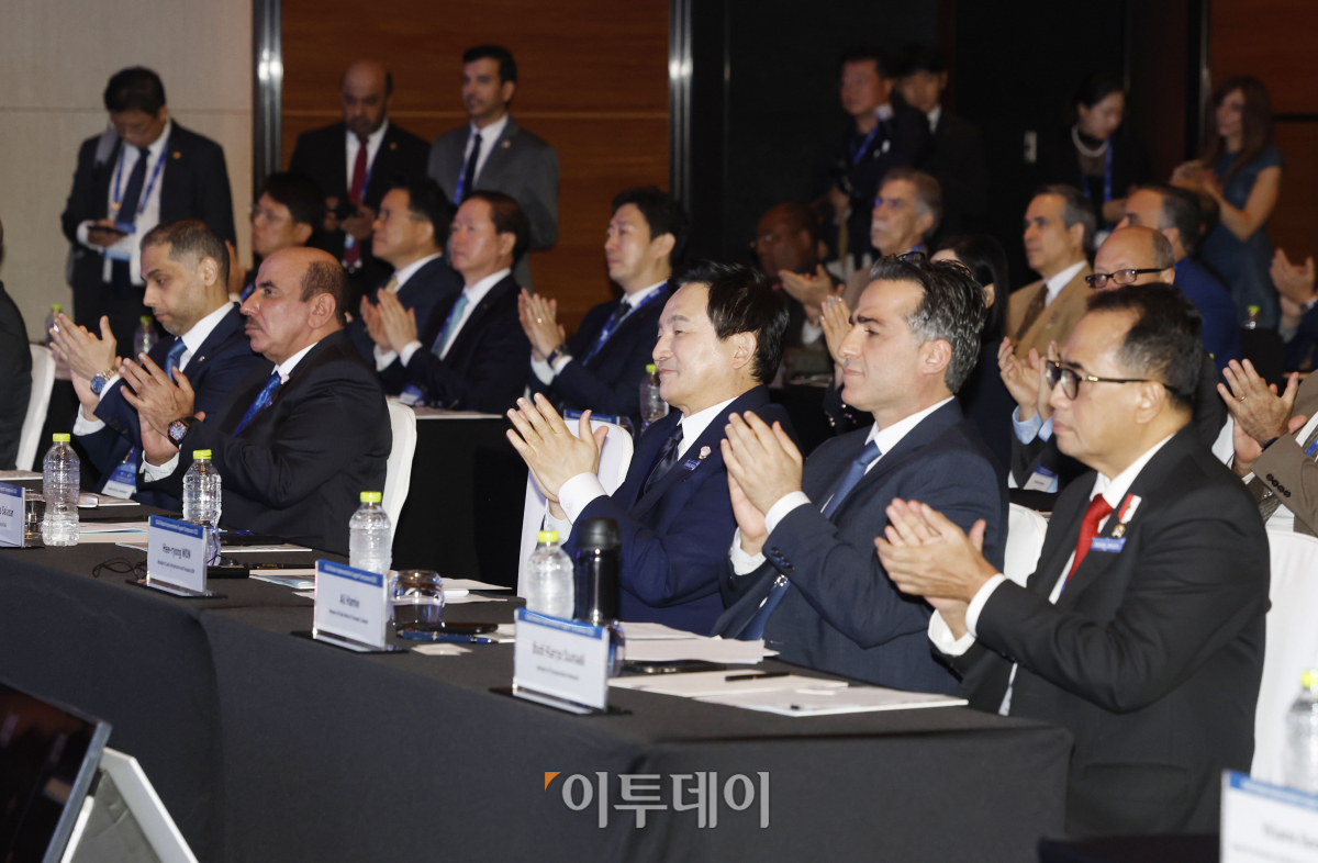 ▲원희룡 국토교통부 장관이 30일 서울 영등포구 콘래드 서울에서 열린 '2023 ICAO 글로벌이행지원 심포지엄 개회식에서 박수를 치고 있다. 조현호 기자 hyunho@