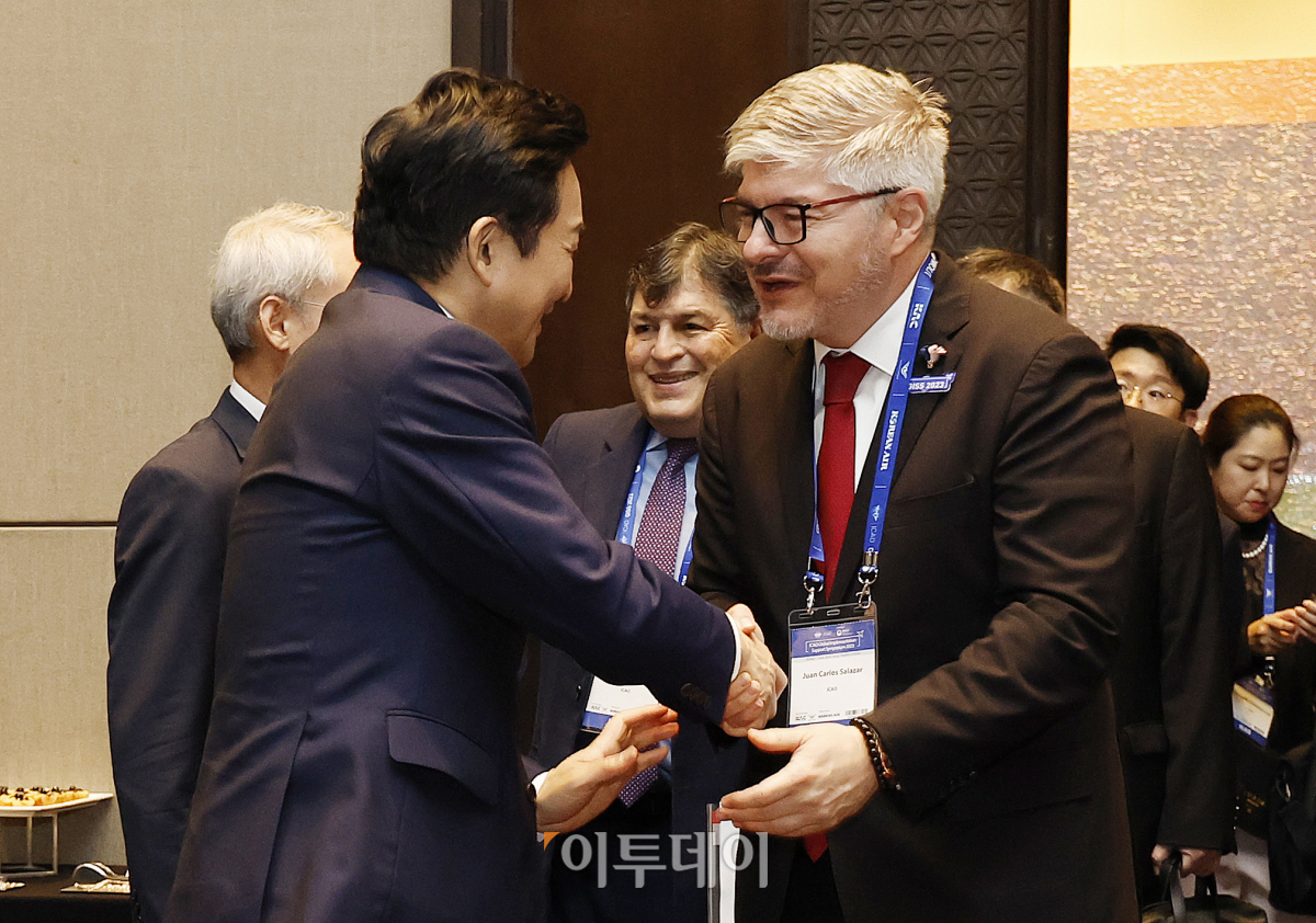 ▲원희룡 국토교통부 장관이 30일 서울 영등포구 콘래드 서울에서 열린 '2023 ICAO 글로벌이행지원 심포지엄 개회식에 앞서 후안 카를로스 살라자르 ICAO 사무총장과 인사하고 있다. 조현호 기자 hyunho@