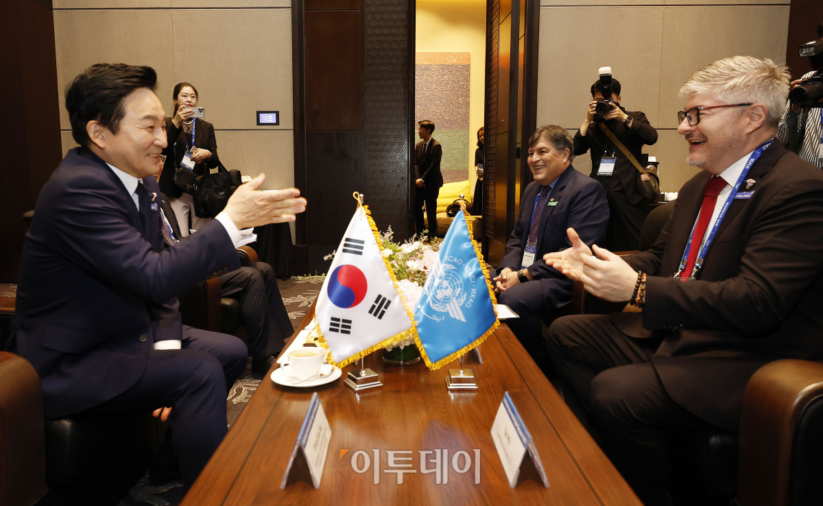 ▲원희룡 국토교통부 장관이 30일 서울 영등포구 콘래드 서울에서 열린 '2023 ICAO 글로벌이행지원 심포지엄 개회식에 앞서 후안 카를로스 살라자르 ICAO 사무총장과 면담하고 있다. 조현호 기자 hyunho@