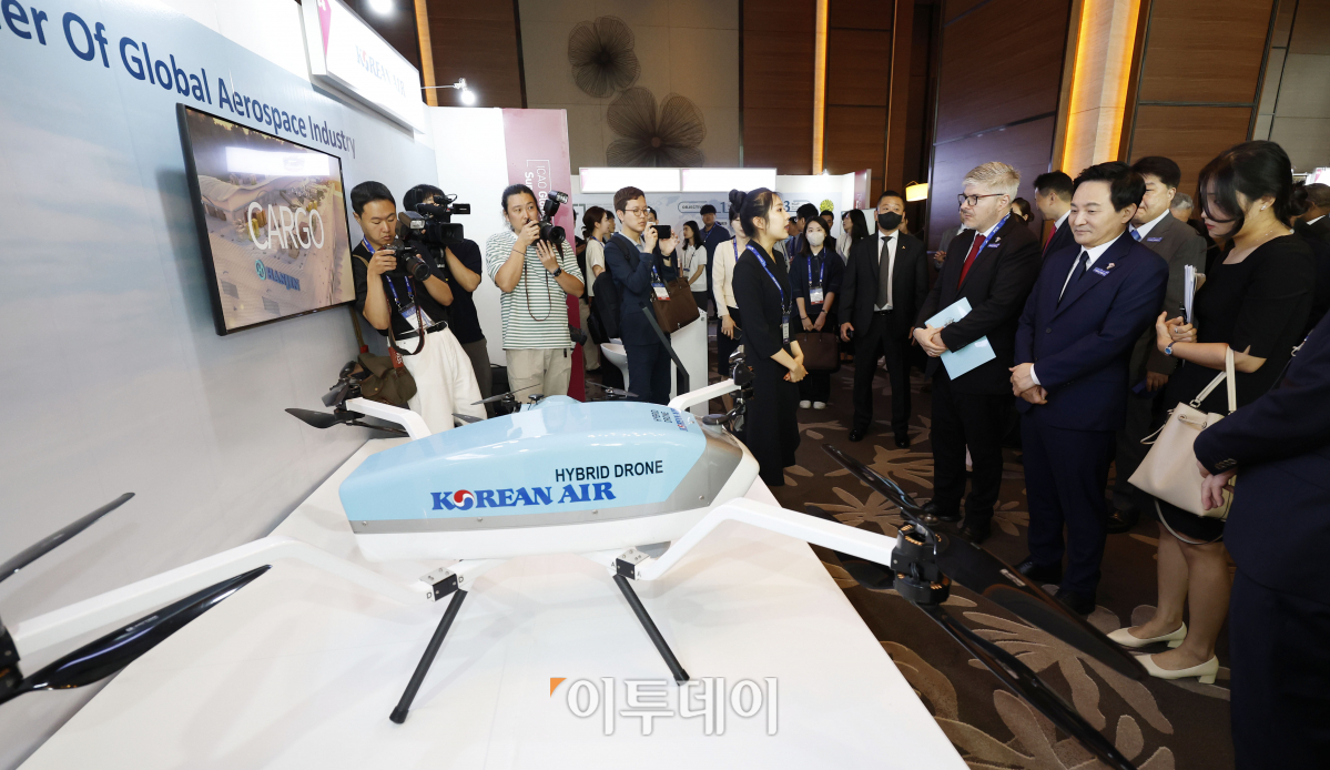 ▲원희룡 국토교통부 장관이 30일 서울 영등포구 콘래드 서울에서 열린 '2023 ICAO 글로벌이행지원 심포지엄 개회식에 앞서 후안 카를로스 살라자르 ICAO 사무총장과 대한항공 홍보 부스를 살펴보고 있다. 조현호 기자 hyunho@