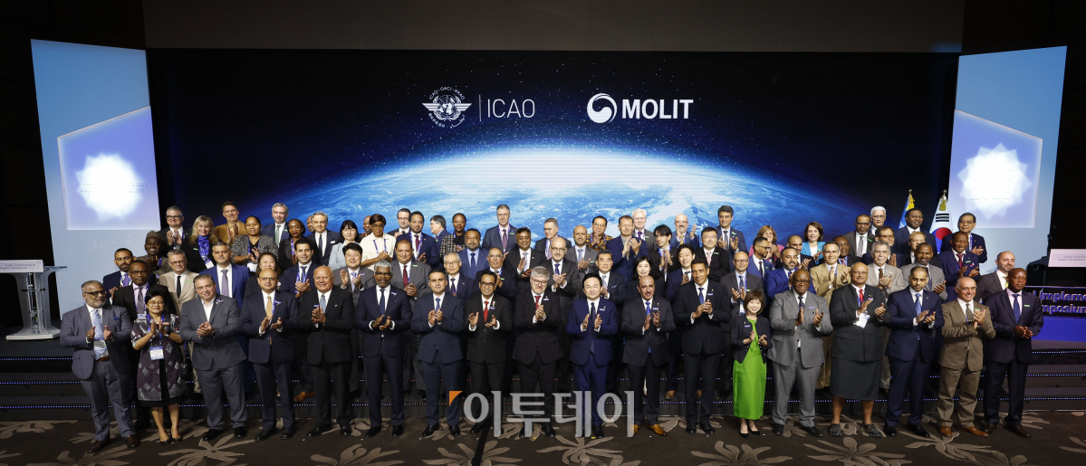 ▲후안 카를로스 살라자르 ICAO 사무총장과 원희룡 국토교통부 장관이 30일 서울 영등포구 콘래드 서울에서 열린 '2023 ICAO 글로벌이행지원 심포지엄 개회식에서 참석자들과 기념촬영을 하고 있다. 조현호 기자 hyunho@