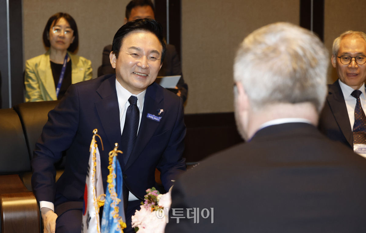 ▲원희룡 국토교통부 장관이 30일 서울 여의도 콘래드호텔에서 열린 ICAO GISS(글로벌이행지원 심포지엄)에서 후안 카를로스 ICAO사무총장과 면담을 하고 있다. 조현호 기자 hyunho@