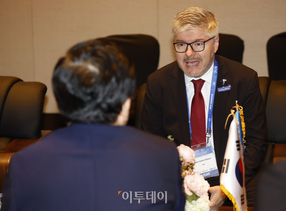 ▲원희룡 국토교통부 장관이 30일 서울 여의도 콘래드호텔에서 열린 ICAO GISS(글로벌이행지원 심포지엄)에서 후안 카를로스 ICAO사무총장과 면담을 하고 있다. 조현호 기자 hyunho@