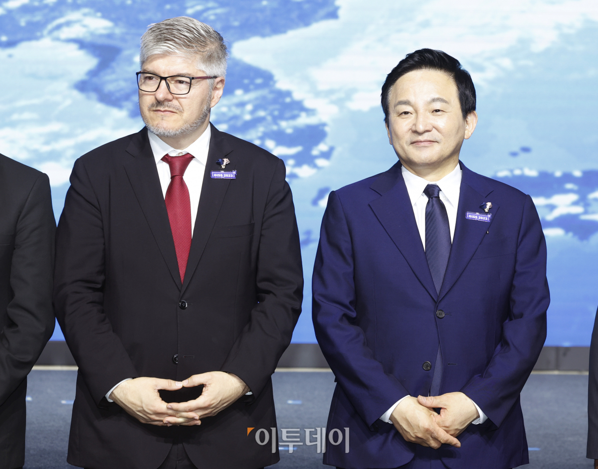 ▲후안 카를로스 살라자르 ICAO 사무총장과 원희룡 국토교통부 장관이 30일 서울 영등포구 콘래드 서울에서 열린 '2023 ICAO 글로벌이행지원 심포지엄 개회식에서 참석자들과 기념촬영을 하고 있다. 조현호 기자 hyunho@