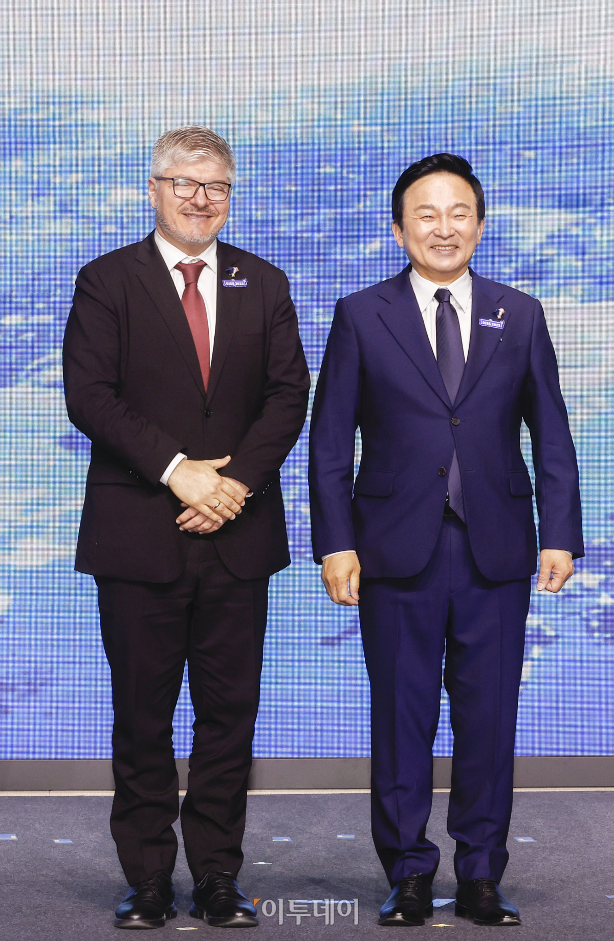 ▲후안 카를로스 살라자르 ICAO 사무총장과 원희룡 국토교통부 장관이 30일 서울 영등포구 콘래드 서울에서 열린 '2023 ICAO 글로벌이행지원 심포지엄 개회식에서 기념촬영을 하고 있다. 조현호 기자 hyunho@