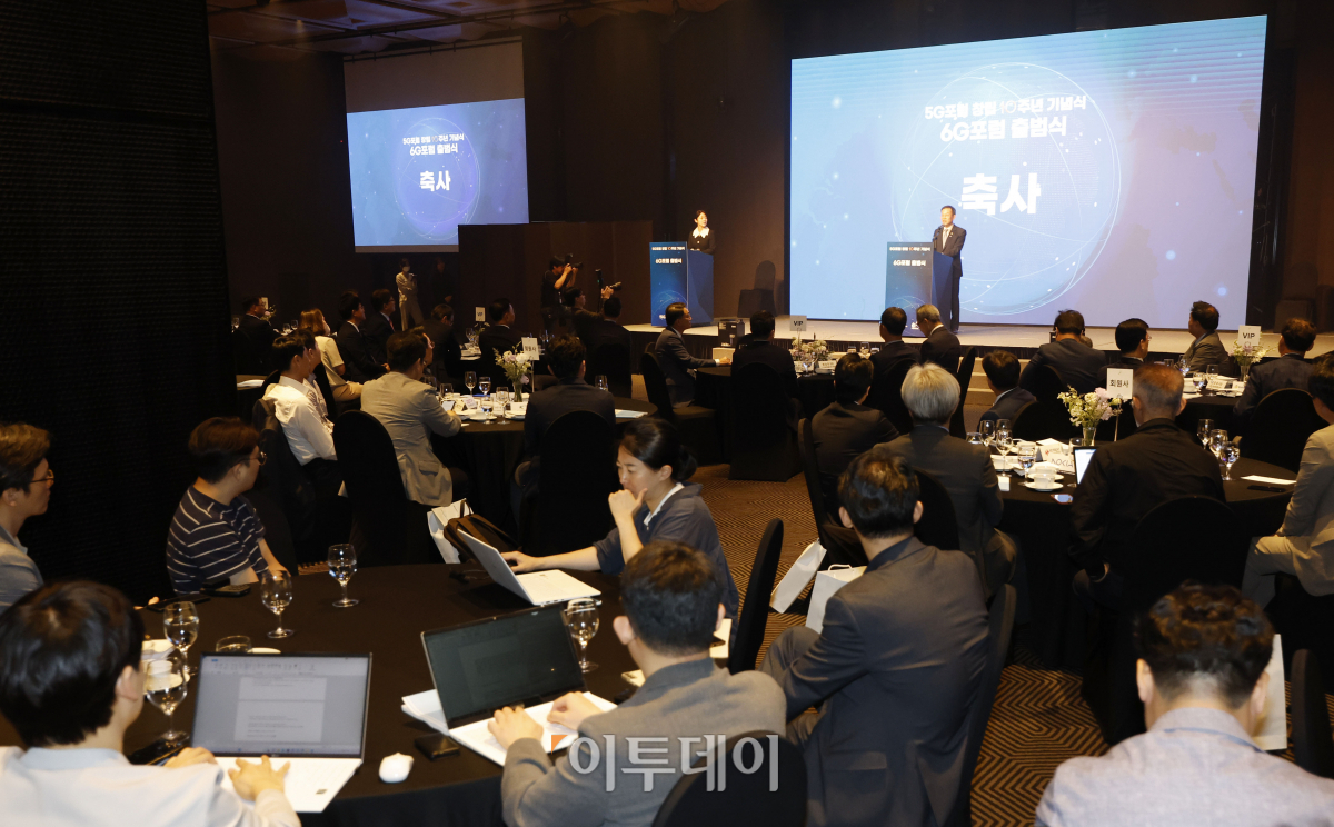 ▲이종호 과학기술정보통신부 장관이 30일 서울 중구 더플라자호텔에서 열린 '5G 포럼 창립 10주년 기념식 및 6G 포럼 출범식'에서 축사를 하고 있다. 조현호 기자 hyunho@