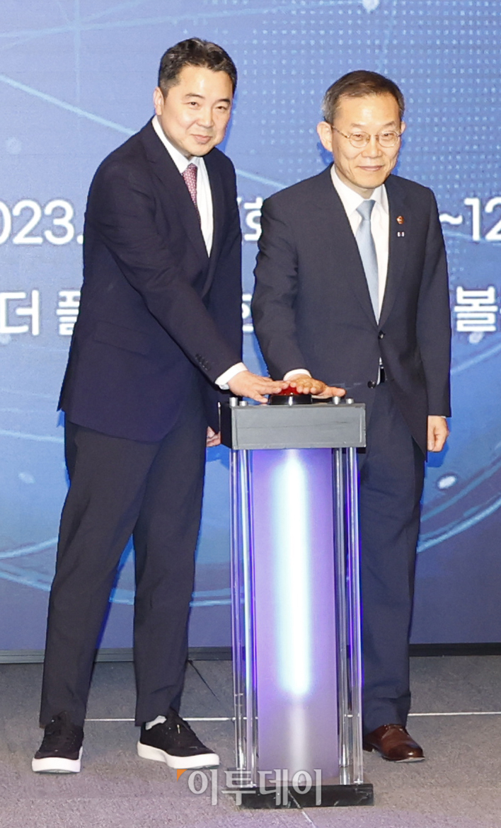 ▲이종호 과학기술정보통신부 장관과 이상엽 LG유플러스 CTO(5G포럼 대표의장)가 30일 서울 중구 더플라자호텔에서 열린 '5G 포럼 창립 10주년 기념식 및 6G 포럼 출범식'에서 6G포럼 출범 선포 세레모니를 하고 있다. 조현호 기자 hyunho@