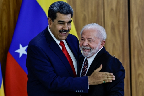 ▲니콜라스 마두로(왼쪽) 베네수엘라 대통령과 루이스 이나시우 룰라 다시우바 브라질 대통령이 29일(현지시간) 브라질리아에서 정상회담과 기자회견을 마친 뒤 포옹하고 있다. 브라질리아/로이터연합뉴스
