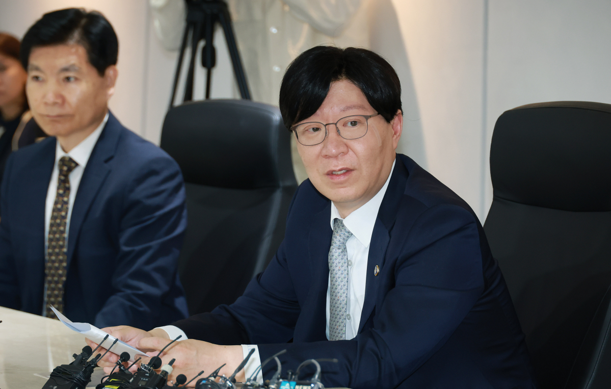 ▲김소영 금융위원회 부위원장이 30일 오후 경기도 분당구 금융결제원 분당센터 통합 관제실에 방문해 온라인·원스톱 대환대출 인프라의 준비상황 및 서비스 개시 이후 비상 대응계획 등을 보고 받고, 금융결제원 현장 직원들을 격려했다. (사진제공=금융위원회)