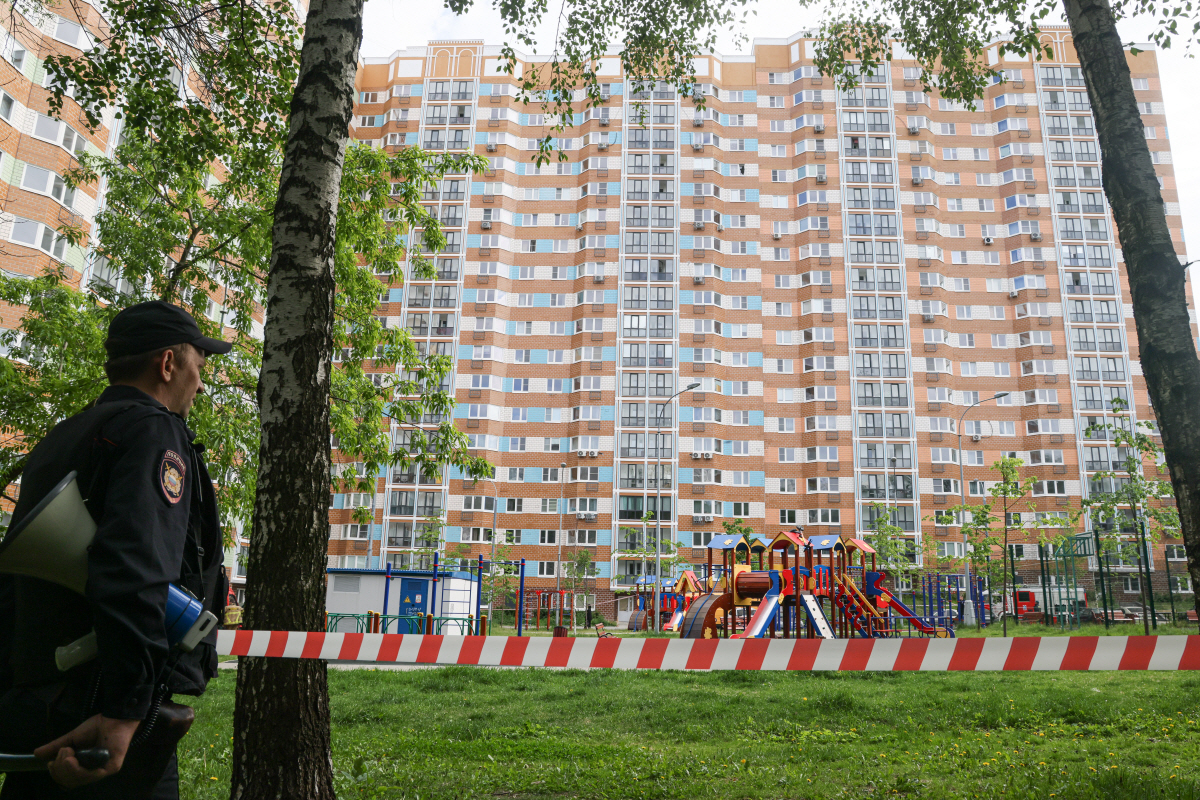 ▲ 경찰관이 30일 드론 공격을 당한 러시아 모스크바 남서부의 한 아파트 근처에 서 있다. 모스크바(러시아)/타스연합뉴스