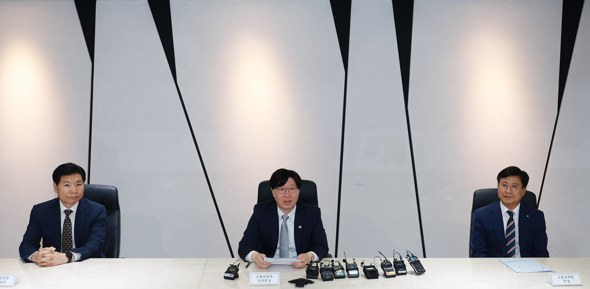 ▲김소영 금융위원회 부위원장이 30일 오후 경기도 분당구 금융결제원 분당센터 통합 관제실에 방문해 온라인·원스톱 대환대출 인프라의 준비상황 및 서비스 개시 이후 비상 대응계획 등을 보고 받고, 금융결제원 현장 직원들을 격려했다. (사진제공=금융위원회)