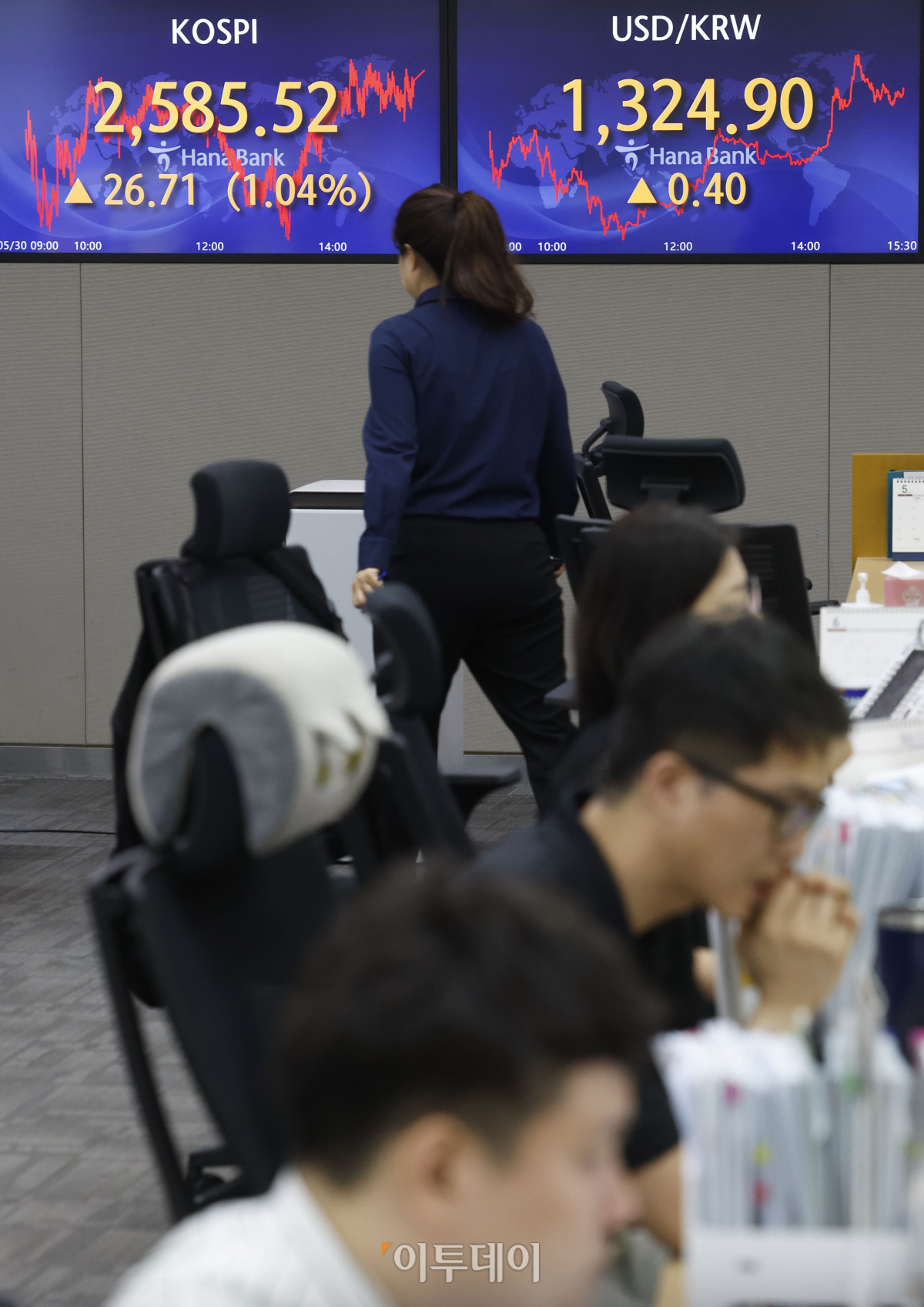 ▲코스피가 연고점을 경신하며 2580대로 상승 마감했다. 30일 서울 중구 하나은행 딜링룸 전광판에 코스피 지수가 전 거래일보다 26.71(1.04%)포인트 상승한 2585.52를 나타내고 있다. 원·달러 환율은 전 거래일보다 0.4원 오른 1324.9원에 거래를 마쳤다. 조현호 기자 hyunho@