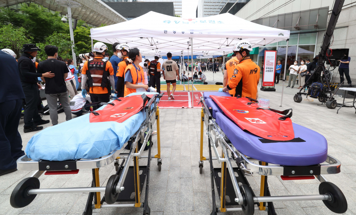 ▲30일 서울 강남구 코엑스에서 ‘2023 안전 강남 훈련’이 실시되고 있다. 강남구, 강남소방서, 강남경찰서, 6019부대, WTC Seoul 등 총 14개 기관과 2개 민간단체에서 약 500명이 참여한 이번 훈련은 강남구가 다중밀집시설에서 테러·화재 등 재난 발생시 신속한 대응체계를 구축하기 위해 진행됐다. 신태현 기자 holjjak@