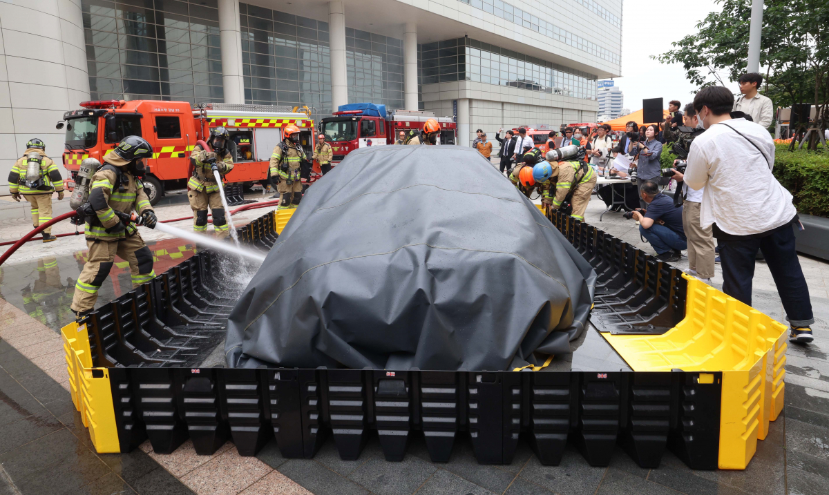 ▲30일 서울 강남구 코엑스에서 ‘2023 안전 강남 훈련’이 실시되고 있다. 강남구, 강남소방서, 강남경찰서, 6019부대, WTC Seoul 등 총 14개 기관과 2개 민간단체에서 약 500명이 참여한 이번 훈련은 강남구가 다중밀집시설에서 테러·화재 등 재난 발생시 신속한 대응체계를 구축하기 위해 진행됐다. 신태현 기자 holjjak@