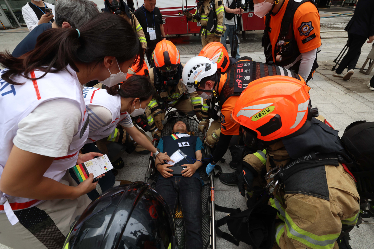 ▲30일 서울 강남구 코엑스에서 ‘2023 안전 강남 훈련’이 실시되고 있다. 강남구, 강남소방서, 강남경찰서, 6019부대, WTC Seoul 등 총 14개 기관과 2개 민간단체에서 약 500명이 참여한 이번 훈련은 강남구가 다중밀집시설에서 테러·화재 등 재난 발생시 신속한 대응체계를 구축하기 위해 진행됐다. 신태현 기자 holjjak@