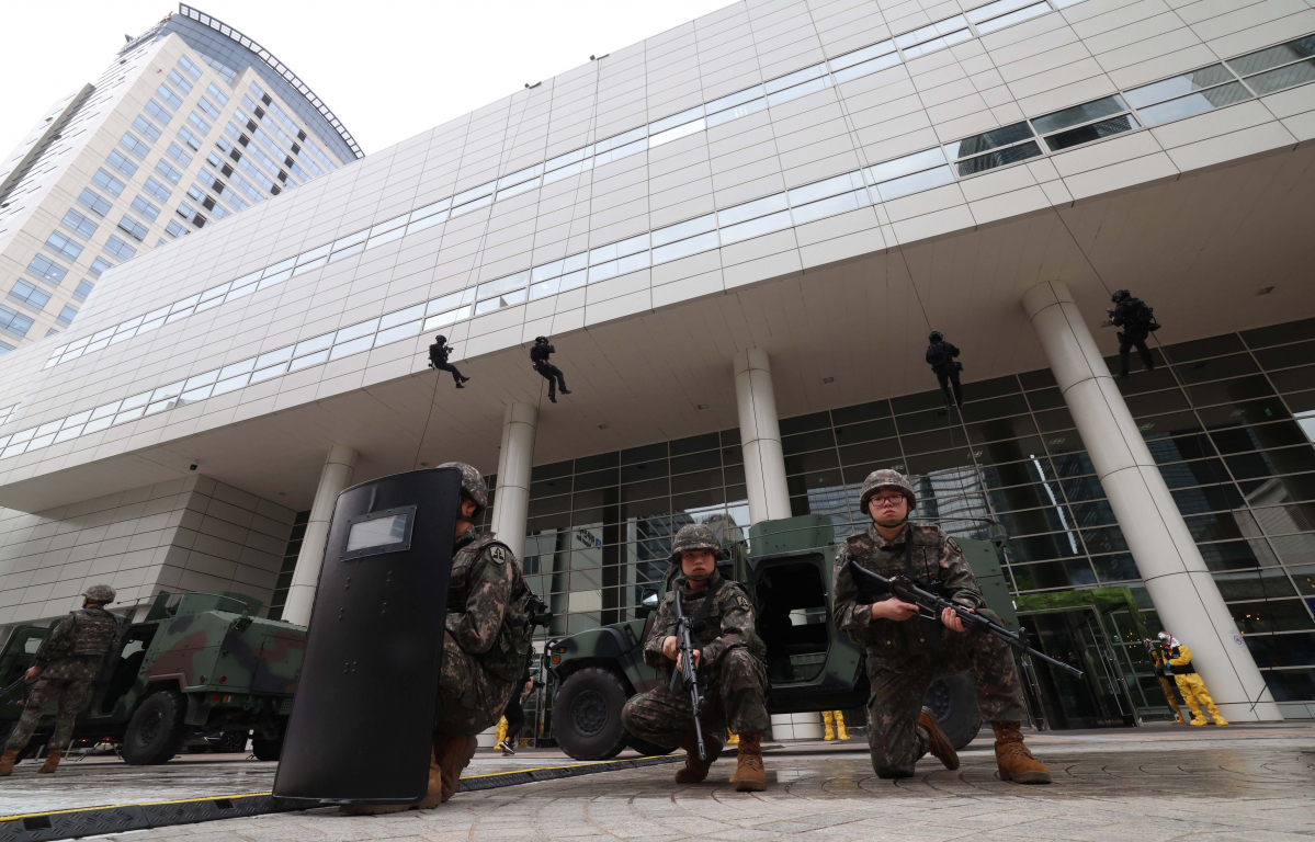 ▲30일 서울 강남구 코엑스에서 ‘2023 안전 강남 훈련’이 실시되고 있다. 강남구, 강남소방서, 강남경찰서, 6019부대, WTC Seoul 등 총 14개 기관과 2개 민간단체에서 약 500명이 참여한 이번 훈련은 강남구가 다중밀집시설에서 테러·화재 등 재난 발생시 신속한 대응체계를 구축하기 위해 진행됐다. 신태현 기자 holjjak@