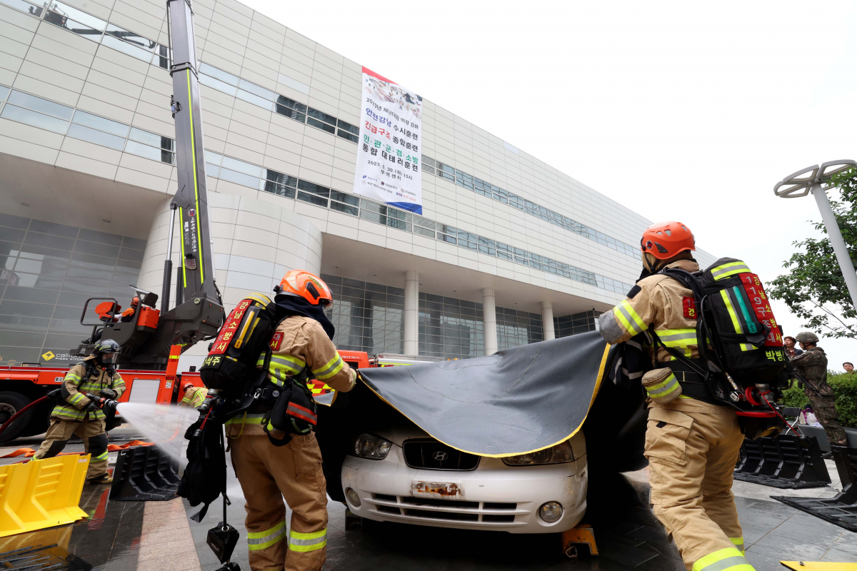 ▲30일 서울 강남구 코엑스에서 ‘2023 안전 강남 훈련’이 실시되고 있다. 강남구, 강남소방서, 강남경찰서, 6019부대, WTC Seoul 등 총 14개 기관과 2개 민간단체에서 약 500명이 참여한 이번 훈련은 강남구가 다중밀집시설에서 테러·화재 등 재난 발생시 신속한 대응체계를 구축하기 위해 진행됐다. 신태현 기자 holjjak@