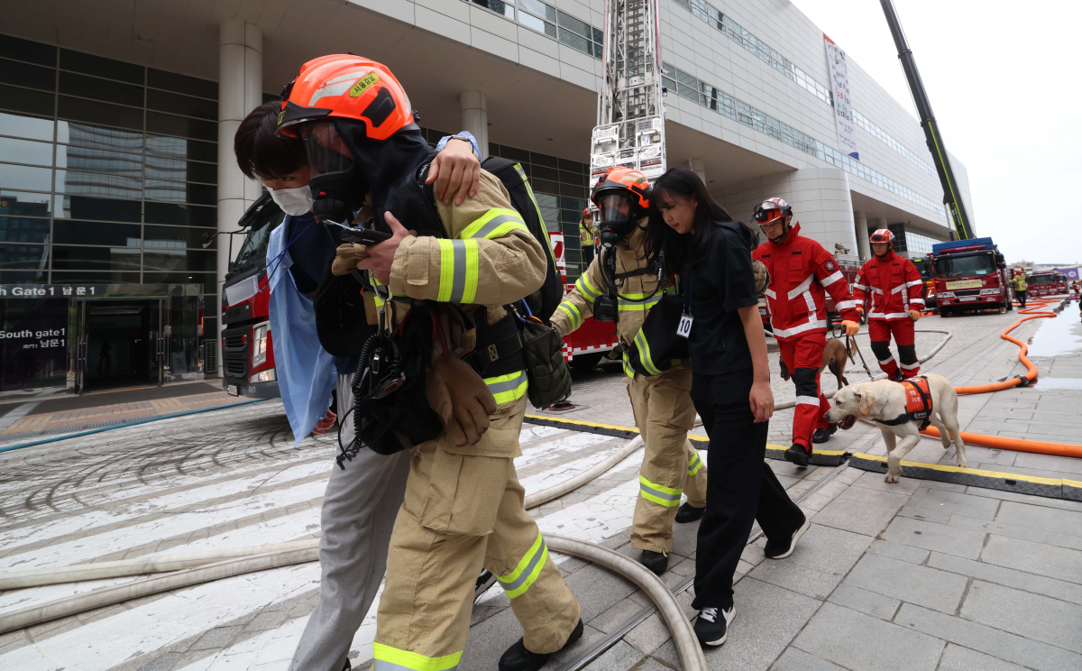 ▲30일 서울 강남구 코엑스에서 ‘2023 안전 강남 훈련’이 실시되고 있다. 강남구, 강남소방서, 강남경찰서, 6019부대, WTC Seoul 등 총 14개 기관과 2개 민간단체에서 약 500명이 참여한 이번 훈련은 강남구가 다중밀집시설에서 테러·화재 등 재난 발생시 신속한 대응체계를 구축하기 위해 진행됐다. 신태현 기자 holjjak@