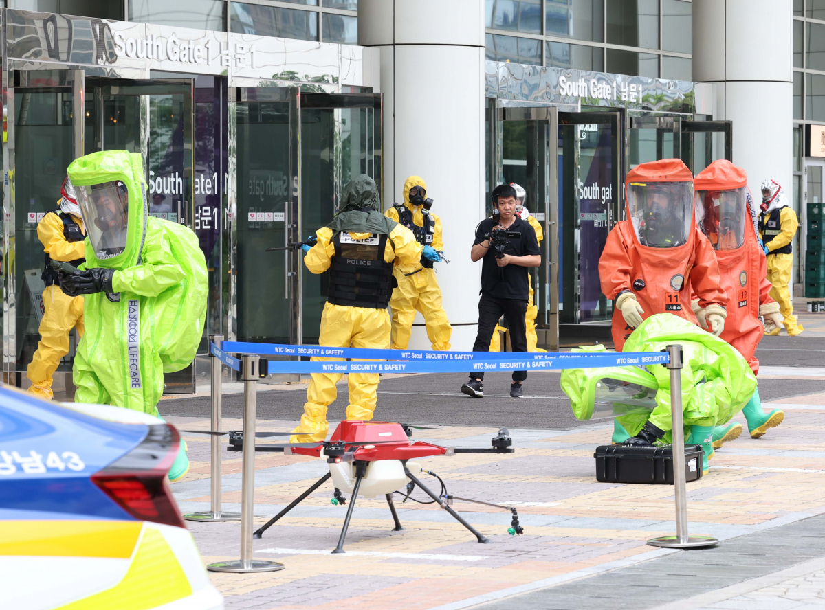 ▲30일 서울 강남구 코엑스에서 ‘2023 안전 강남 훈련’이 실시되고 있다. 강남구, 강남소방서, 강남경찰서, 6019부대, WTC Seoul 등 총 14개 기관과 2개 민간단체에서 약 500명이 참여한 이번 훈련은 강남구가 다중밀집시설에서 테러·화재 등 재난 발생시 신속한 대응체계를 구축하기 위해 진행됐다. 신태현 기자 holjjak@