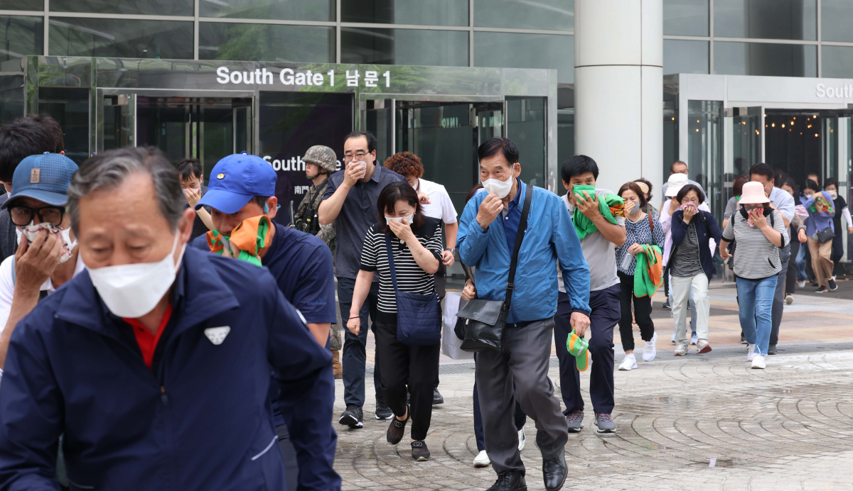 ▲30일 서울 강남구 코엑스에서 ‘2023 안전 강남 훈련’이 실시되고 있다. 강남구, 강남소방서, 강남경찰서, 6019부대, WTC Seoul 등 총 14개 기관과 2개 민간단체에서 약 500명이 참여한 이번 훈련은 강남구가 다중밀집시설에서 테러·화재 등 재난 발생시 신속한 대응체계를 구축하기 위해 진행됐다. 신태현 기자 holjjak@