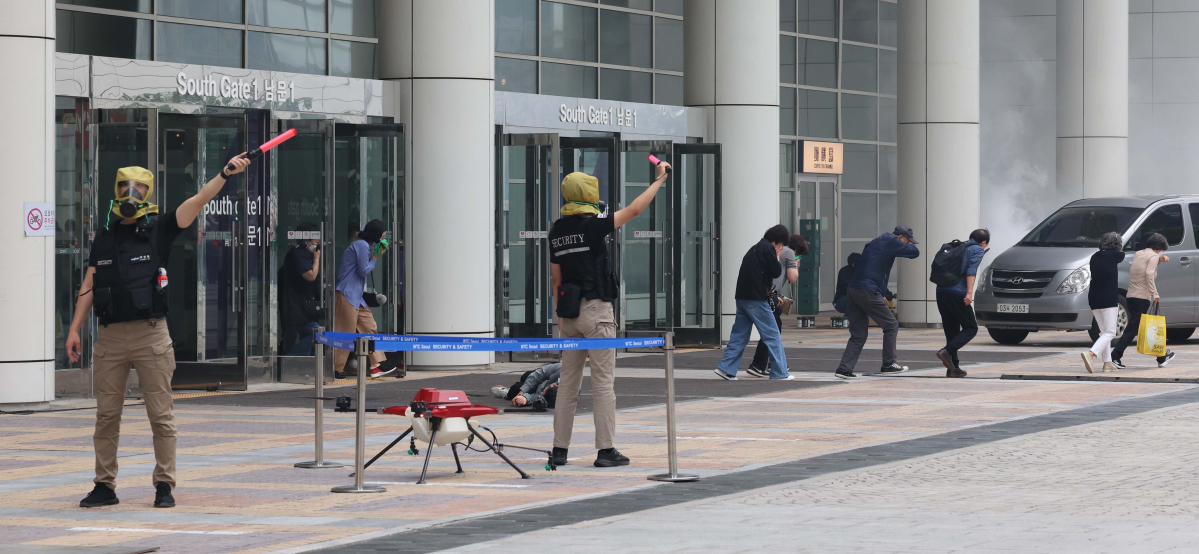 ▲30일 서울 강남구 코엑스에서 ‘2023 안전 강남 훈련’이 실시되고 있다. 강남구, 강남소방서, 강남경찰서, 6019부대, WTC Seoul 등 총 14개 기관과 2개 민간단체에서 약 500명이 참여한 이번 훈련은 강남구가 다중밀집시설에서 테러·화재 등 재난 발생시 신속한 대응체계를 구축하기 위해 진행됐다. 신태현 기자 holjjak@