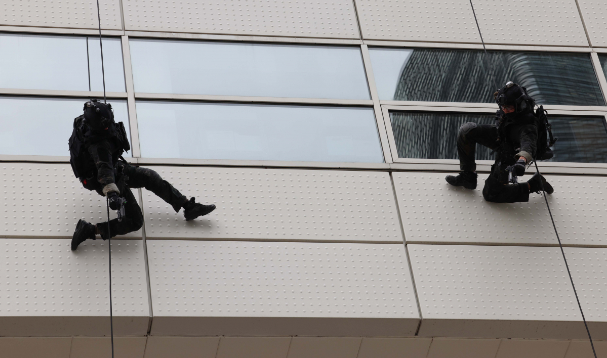 ▲30일 서울 강남구 코엑스에서 ‘2023 안전 강남 훈련’이 실시되고 있다. 강남구, 강남소방서, 강남경찰서, 6019부대, WTC Seoul 등 총 14개 기관과 2개 민간단체에서 약 500명이 참여한 이번 훈련은 강남구가 다중밀집시설에서 테러·화재 등 재난 발생시 신속한 대응체계를 구축하기 위해 진행됐다. 신태현 기자 holjjak@