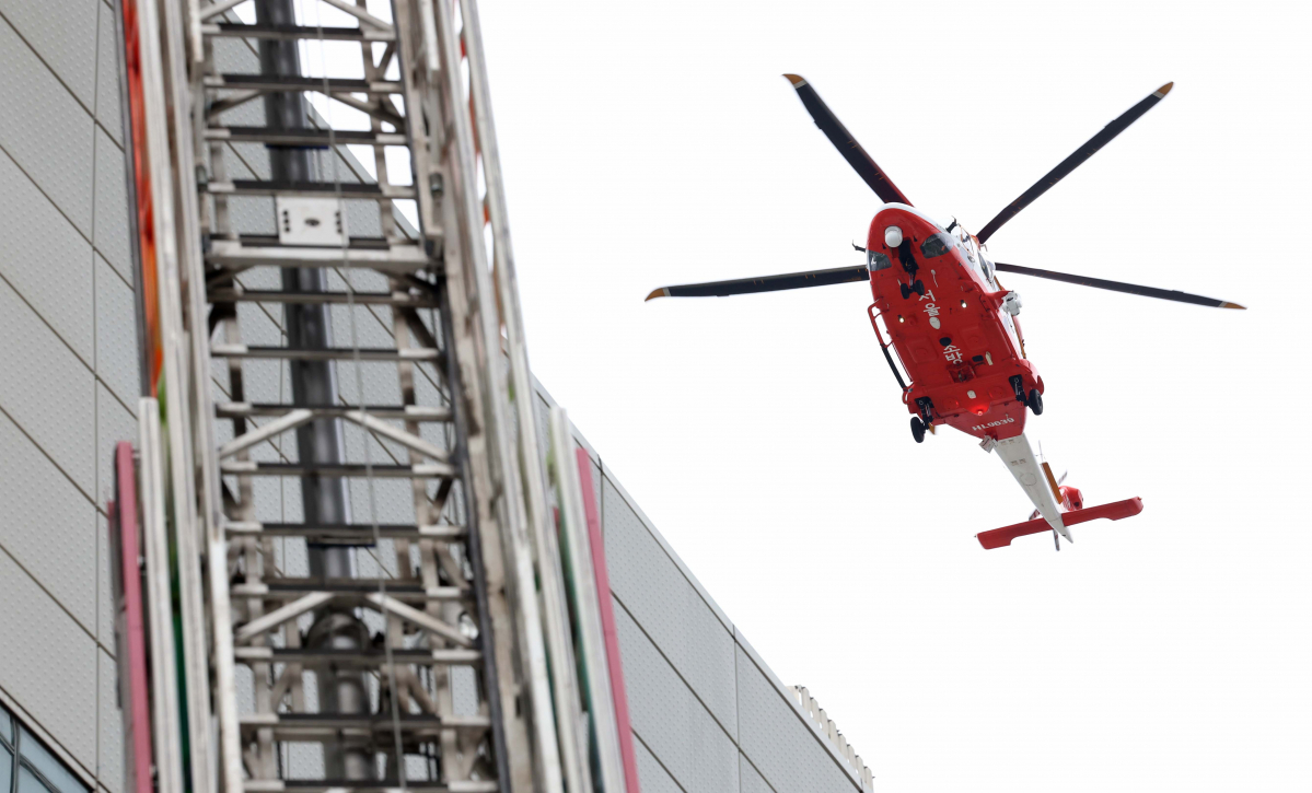 ▲30일 서울 강남구 코엑스에서 ‘2023 안전 강남 훈련’이 실시되고 있다. 강남구, 강남소방서, 강남경찰서, 6019부대, WTC Seoul 등 총 14개 기관과 2개 민간단체에서 약 500명이 참여한 이번 훈련은 강남구가 다중밀집시설에서 테러·화재 등 재난 발생시 신속한 대응체계를 구축하기 위해 진행됐다. 신태현 기자 holjjak@