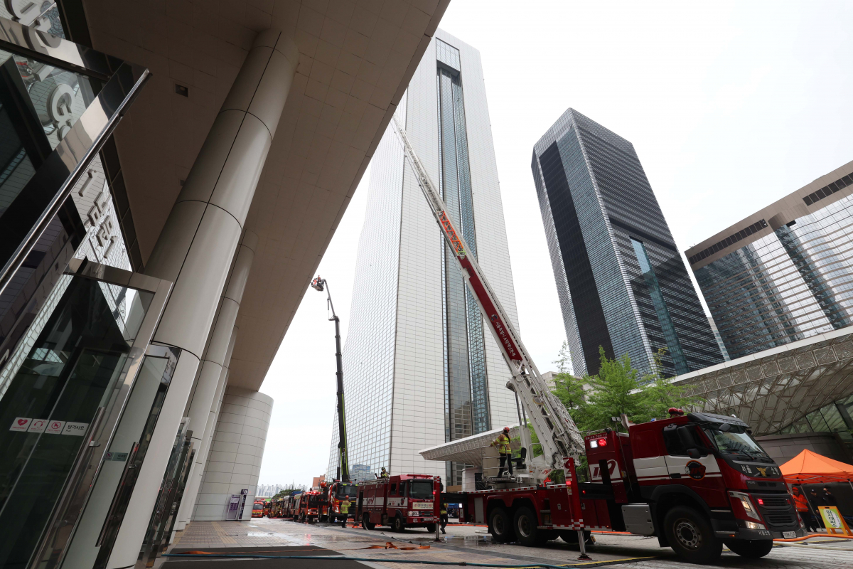 ▲30일 서울 강남구 코엑스에서 ‘2023 안전 강남 훈련’이 실시되고 있다. 강남구, 강남소방서, 강남경찰서, 6019부대, WTC Seoul 등 총 14개 기관과 2개 민간단체에서 약 500명이 참여한 이번 훈련은 강남구가 다중밀집시설에서 테러·화재 등 재난 발생시 신속한 대응체계를 구축하기 위해 진행됐다. 신태현 기자 holjjak@