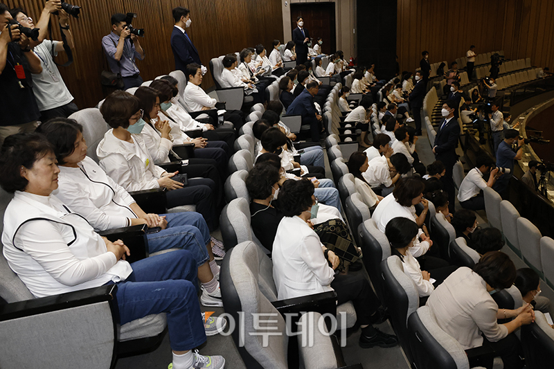 ▲30일 서울 여의도 국회에서 열린 본회의에서 윤석열 대통령이 거부권을 행사한 간호법 제정안이 대한간호협회 회원들이 지켜보는 가운데 부결되고 있다. 고이란 기자 photoeran@