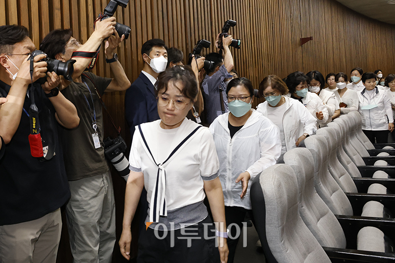 ▲30일 서울 여의도 국회에서 열린 본회의에서 윤석열 대통령이 거부권을 행사한 간호법 제정안이 부결돼 폐기되자 대한간호협회 회원들이 회의장을 나서고 있다. 고이란 기자 photoeran@
