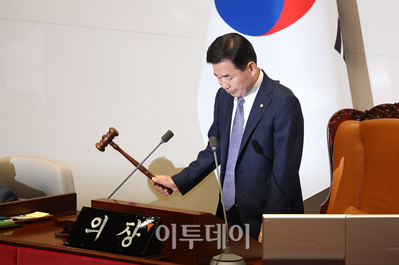 ▲김진표 국회의장이 30일 서울 여의도 국회에서 열린 본회의에서 의사봉을 두드리고 있다. 고이란 기자 photoeran@