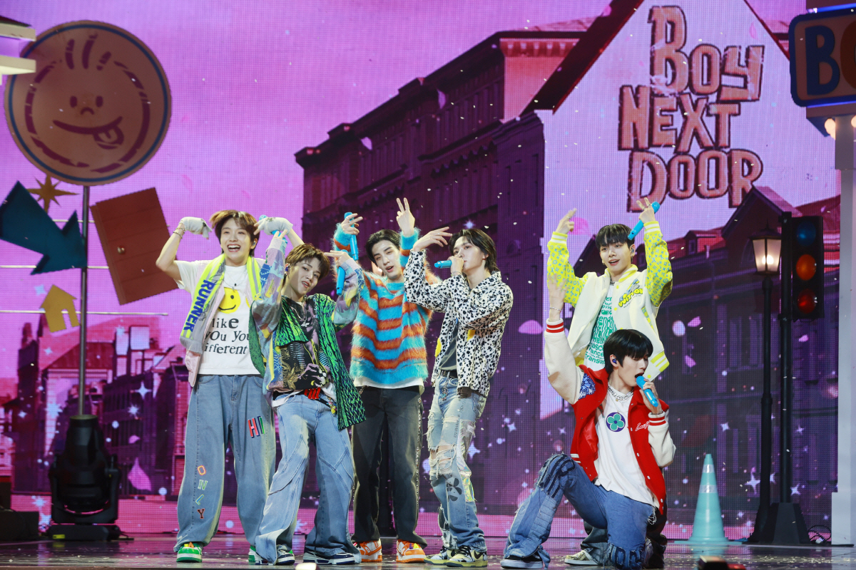 ▲신인 그룹 보이넥스트도어가 30일 오후 서울 용산구 블루스퀘어에서 열린 데뷔 싱글 ‘후!(WHO!)’ 미디어 쇼케이스에서 무대를 선보이고 있다. 연합뉴스