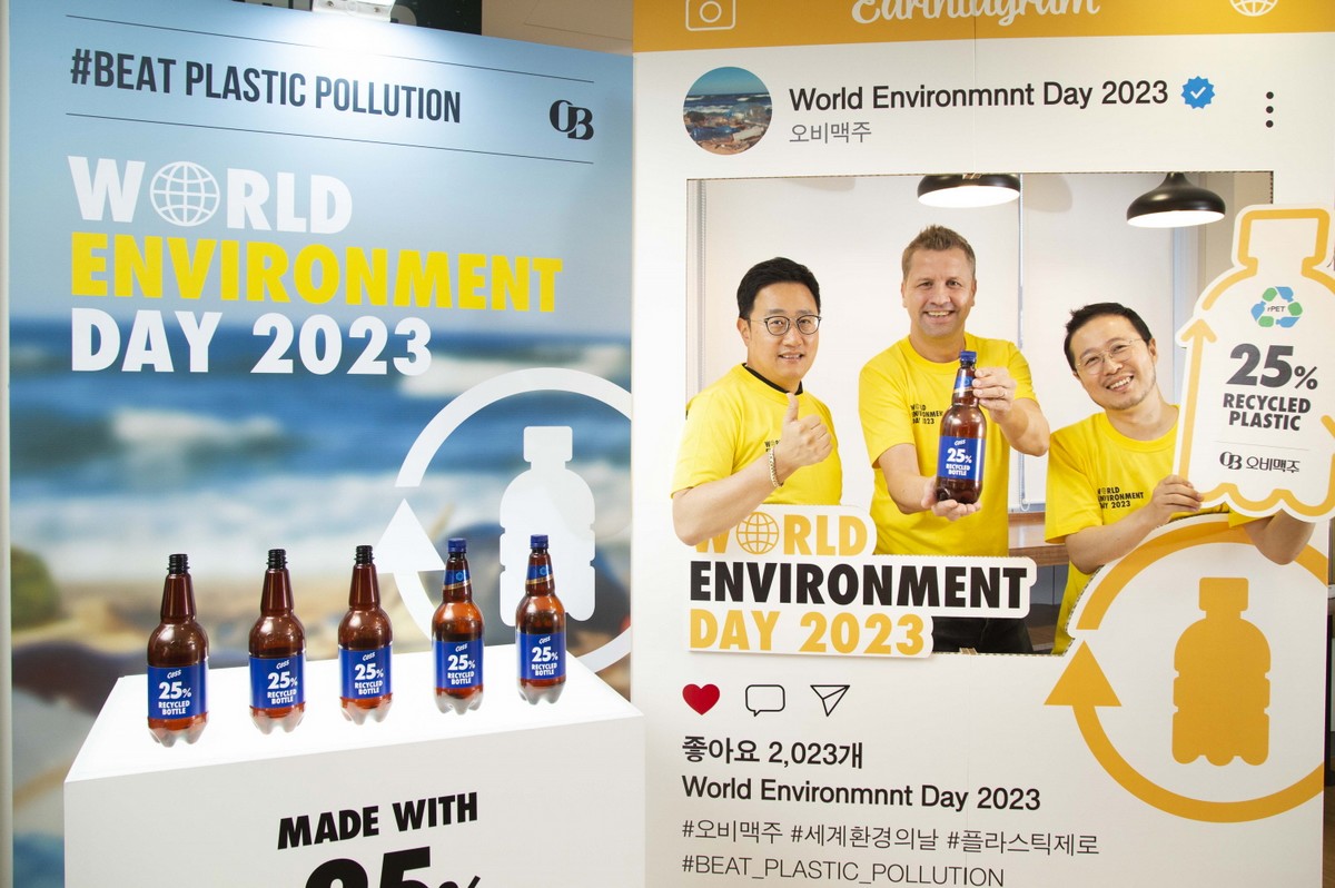 ▲‘세계 환경의 날’을 앞두고 31일 (왼쪽부터)오비맥주 구자범 수석부사장, 배하준 대표, 김석환 부사장이 플라스틱 사용 감축 계획을 발표하고 기념 사진을 찍고 있다. (사진제공=오비맥주)