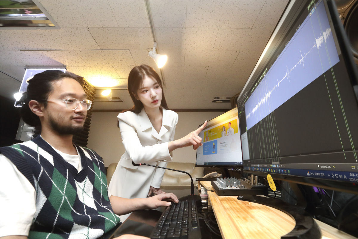 ▲KT ‘아나운서 AI 보이스’ 제작을 위해 서울의 한 스튜디오에서 MBC 박소영 아나운서가 본인의 음성을 녹음하고 있다. (사진제공=KT)