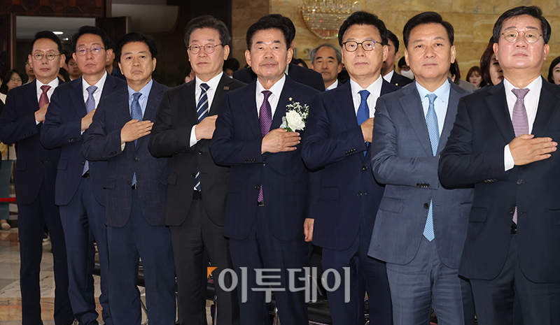 ▲김진표 국회의장이 31일 서울 여의도 국회에서 열린 제75주년 국회개원기념식에서 이재명 더불어민주당 대표, 박광온 원내대표를 비롯한 참석자들과 국민의례를 하고 있다. (고이란 기자 photoeran@)