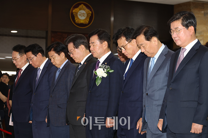 ▲김진표 국회의장이 31일 서울 여의도 국회에서 열린 제75주년 국회개원기념식에서 이재명 더불어민주당 대표, 박광온 원내대표를 비롯한 참석자들과 묵념을 하고 있다. (고이란 기자 photoeran@)