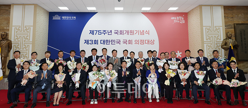 ▲김진표 국회의장이 31일 서울 여의도 국회에서 열린 제75주년 국회개원기념식에서 의정대상 수상 의원들을 비롯한 참석자들과 기념촬영을 하고 있다. (고이란 기자 photoeran@)