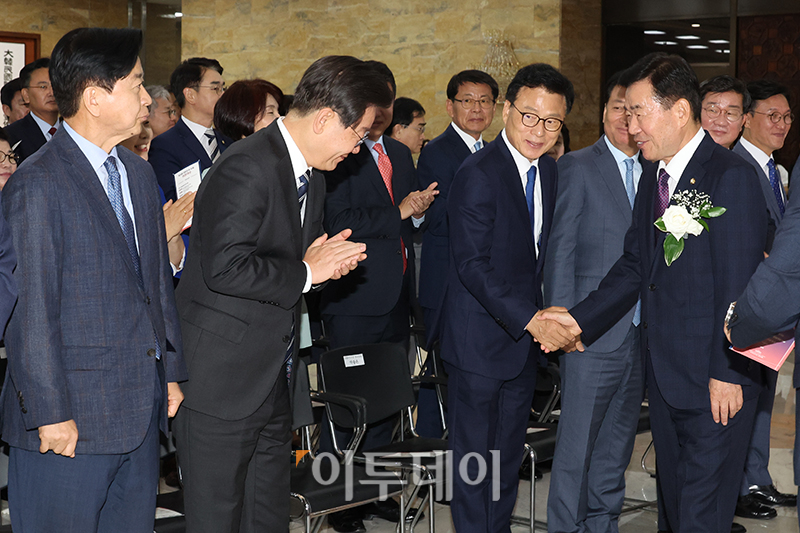 ▲김진표 국회의장이 31일 서울 여의도 국회에서 열린 제75주년 국회개원기념식에서 이재명 더불어민주당 대표, 박광온 원내대표와 인사를 하고 있다. (고이란 기자 photoeran@)