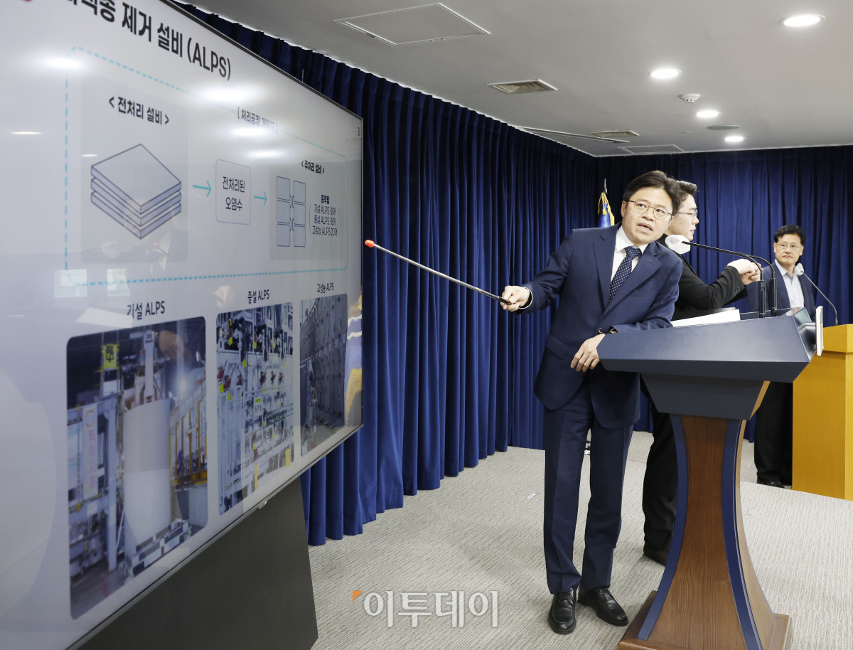 ▲유국희 후쿠시마 원전 오염수 전문가 현장 시찰단장이 31일 오전 서울 종로구 정부서울청사에서 주요활동 관련 브리핑을 하고 있다. 조현호 기자 hyunho@