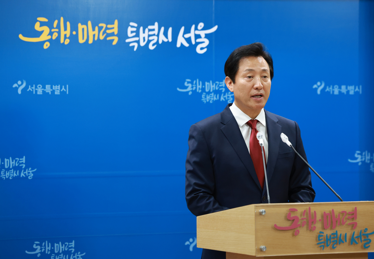 ▲ 오세훈 서울시장이 31일 시청 브리핑실에서 이날 오전 북한이 주장하는 우주발사체 발사와 관련해 서울시가 발송한 '경계경보' 위급재난 문자 관련 입장을 밝히고 있다. (연합뉴스)