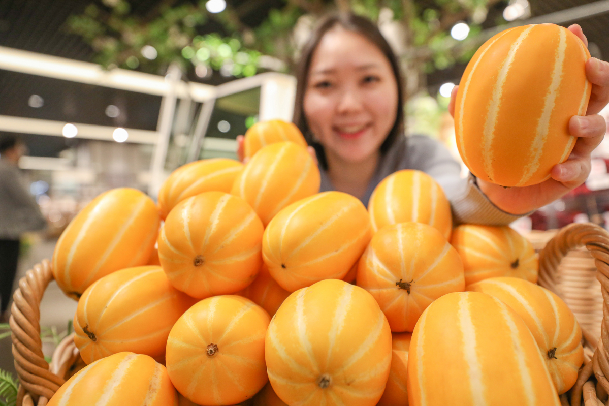 ▲31일 서울 강남구 현대백화점 무역센터점 지하 1층 현대식품관에서 직원이 성주참외를 소개하고 있다. (사진제공=현대백화점그룹 )