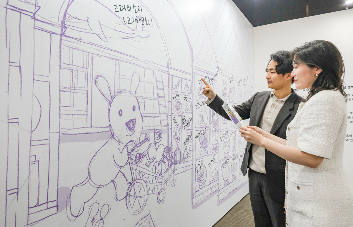 ▲31일 오전 서울 강남구 현대백화점 무역센터점 10층 문화홀에서 고객들이 흰디 기획전시 ‘행복의 순간들’을 관람하고 있다. (사진제공=현대백화점그룹)