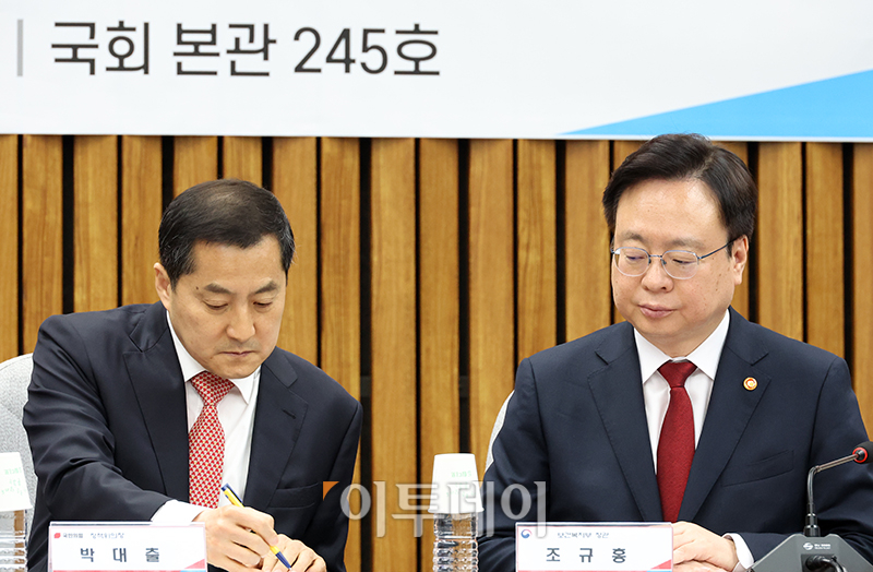 ▲박대출 국민의힘 정책위의장과 조규홍 보건복지부 장관이 31일 서울 여의도 국회에서 열린 응급의료 긴급대책 당·정협의회에 참석하고 있다. 고이란 기자 photoeran@