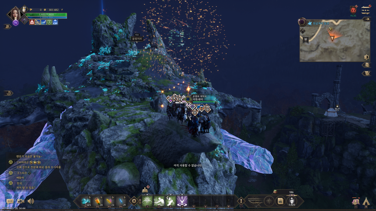 ▲서버 종료를 30분 앞두고 이용자들과 엔씨 운영자가 모여 하늘을 나는 고래인 '기간트리테' 위에서 기념촬영을 진행했다. (출처=TL 인게임 캡쳐)