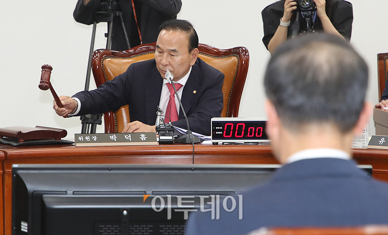 ▲박덕흠 국회 정보위원장이 31일 서울 여의도 국회에서 열린 정보위원회 전체회의에서 의사봉을 두드리고 있다. 고이란 기자 photoeran@
