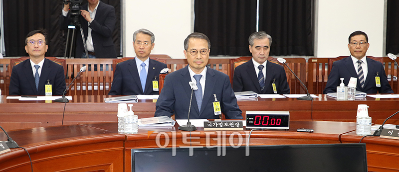 ▲김규현 국가정보원장이 31일 서울 여의도 국회에서 열린 정보위원회 전체회의에 출석해 회의 시작을 기다리고 있다. 왼쪽부터 김남우 국정원 기조실장, 권춘택 1차장, 김 국정원장, 김수연 2차장, 백종욱 3차장. 고이란 기자 photoeran@