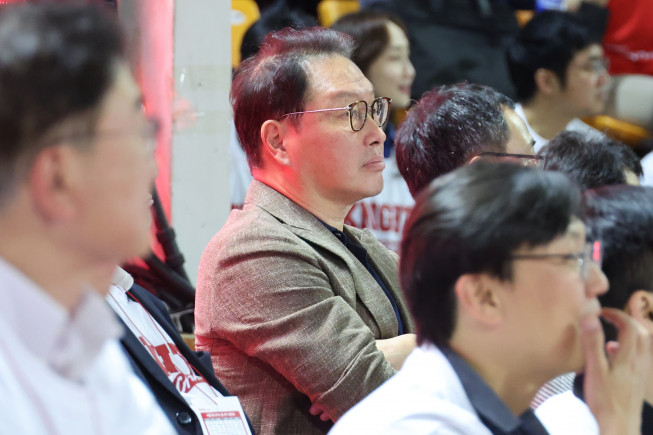 ▲최태원 SK그룹 회장이 18일 서울 잠실학생체육관에서 열린 2022-2023 SKT 에이닷 프로농구 4강 플레이오프 3차전 LG 대 SK 경기를 관전하고 있다.  (연합뉴스)