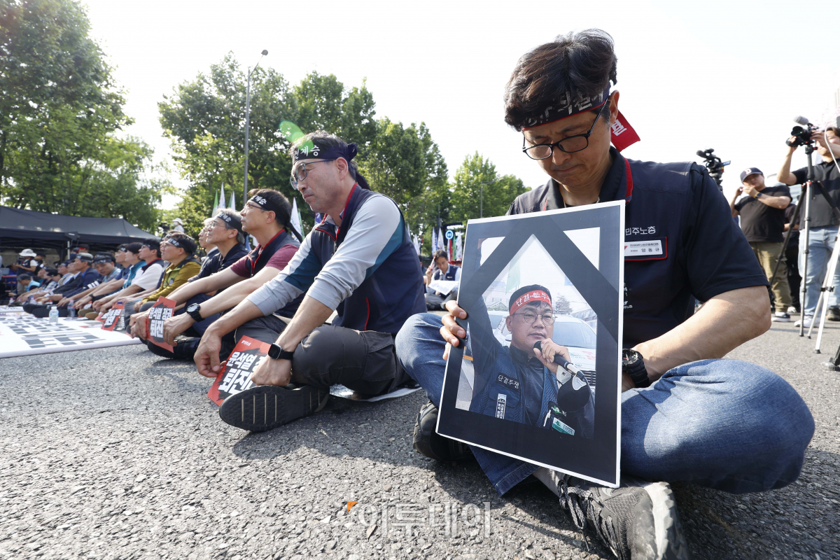 ▲민주노총 조합원들이 31일 서울 세종대로에서 열린 노동·민생·민주·평화 파괴 윤석열 정권퇴진! 민주노총 총력투쟁대회를 하고 있다. 조현호 기자 hyunho@