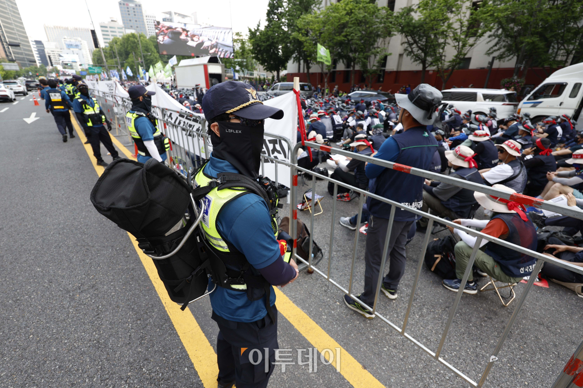 ▲31일 서울 세종대로에서 열린 노동·민생·민주·평화 파괴 윤석열 정권퇴진! 민주노총 총력투쟁대회에서 한 경찰이 캡사이신 이격용 분사기 등짐형을 메고 있다. 조현호 기자 hyunho@