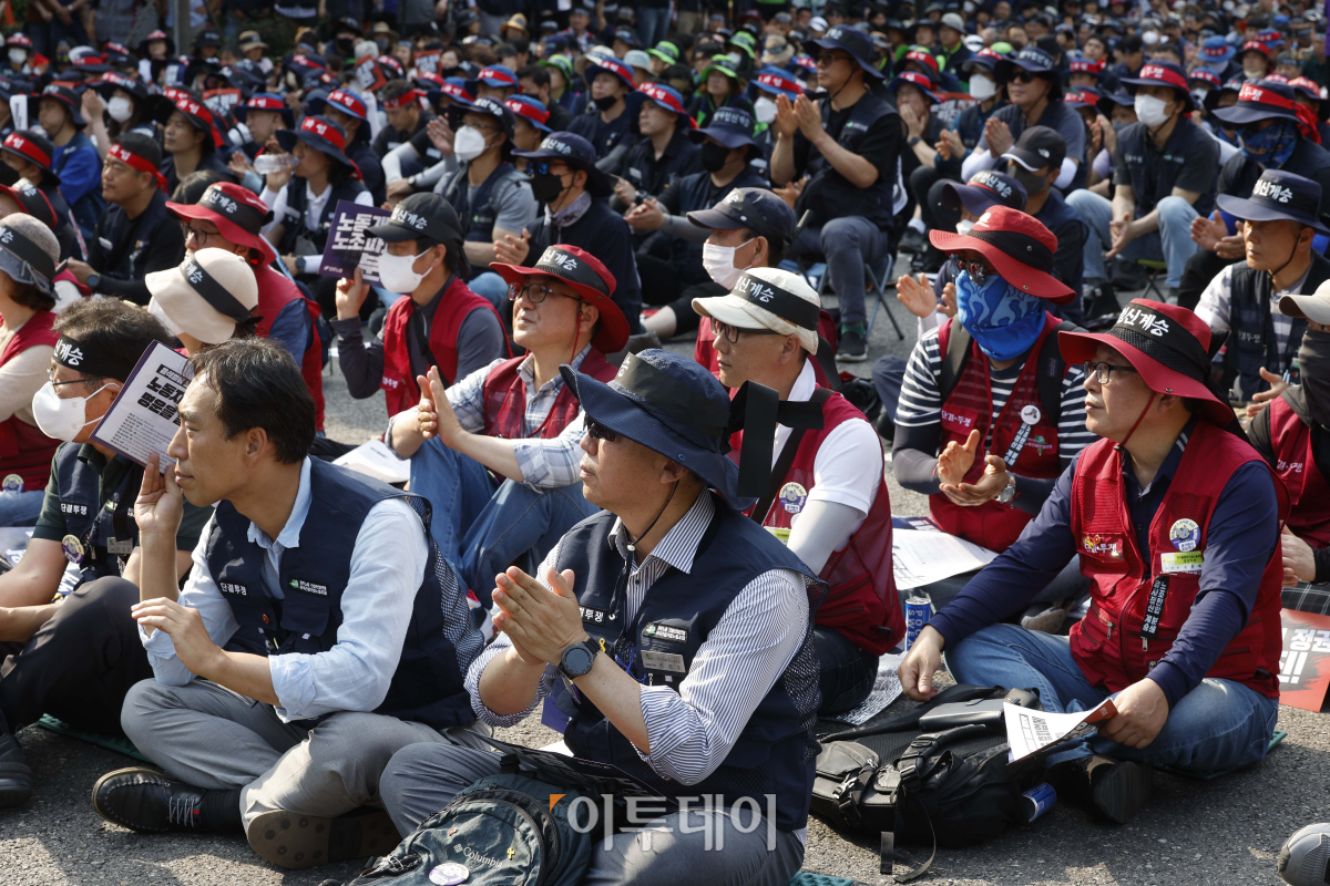 ▲민주노총 조합원들이 31일 서울 세종대로에서 열린 노동·민생·민주·평화 파괴 윤석열 정권퇴진! 민주노총 총력투쟁대회를 하고 있다. 조현호 기자 hyunho@